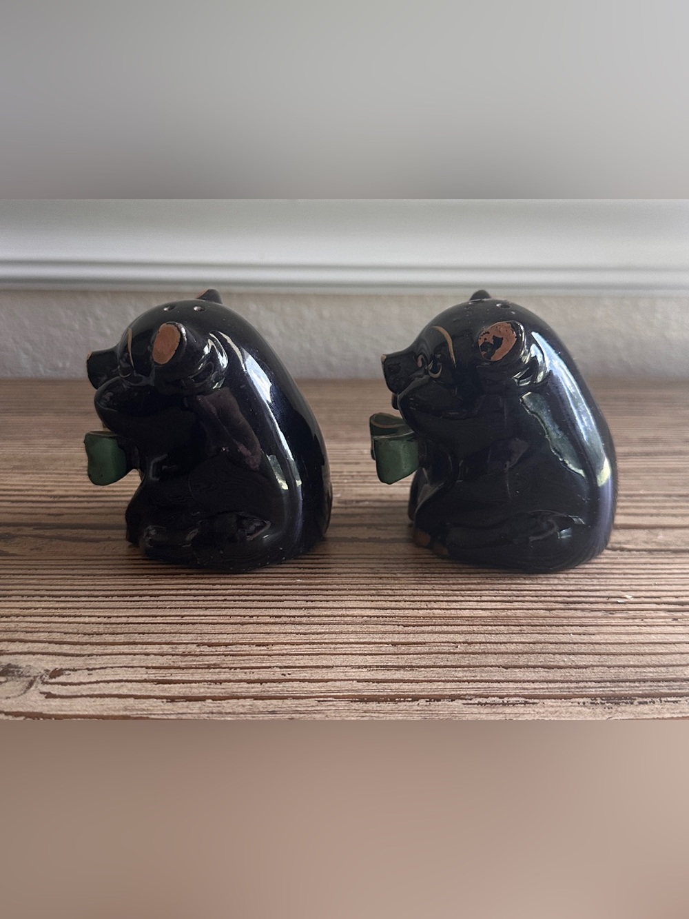 Vintage Black Ceramic Pig Salt & Pepper Shakers with Green Bows - Picture 3 of 6